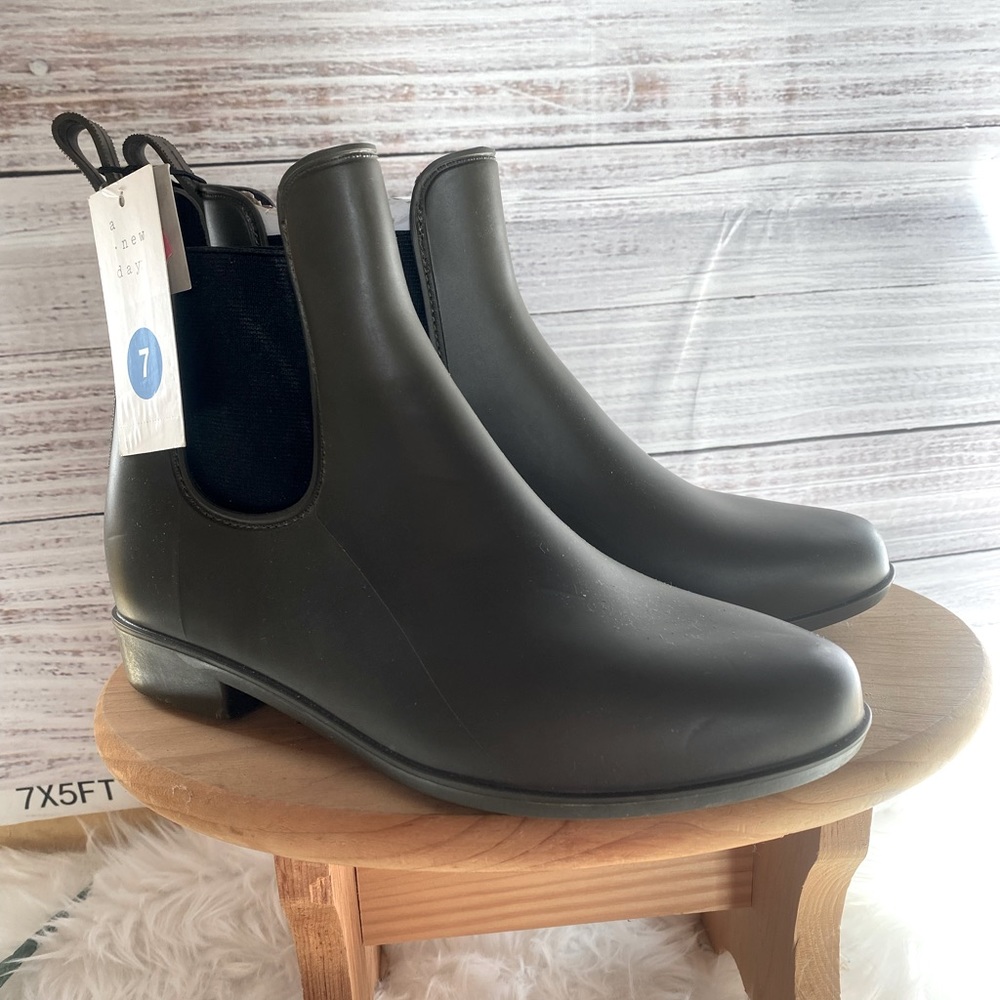 Universal thread olive green rubber rain boots. Available in 6,7,9 & 11